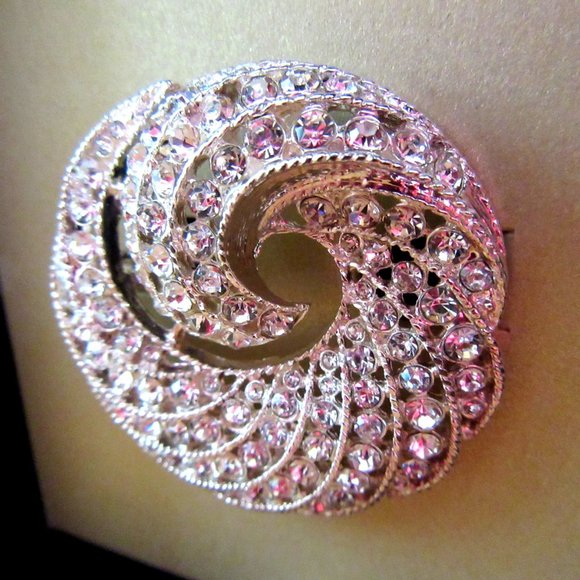 JONES NEW YORK clear crystal rhinestone swirl brooch - new in box - never worn - Picture 5 of 8